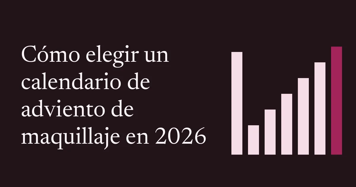 Calendario de adviento con casillas numeradas y productos de belleza sobre una mesa