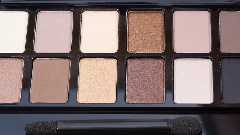 Paleta de sombras mates en tonos neutros