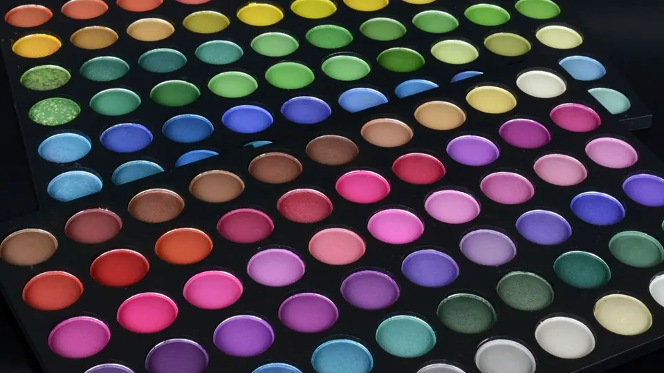 Paleta grande con decenas de sombras de colores