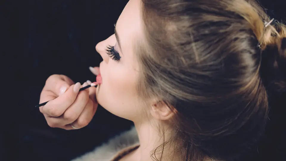 Mujer aplicándose pintalabios