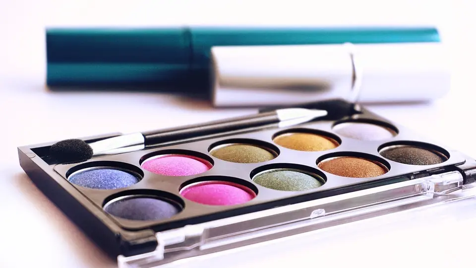 Paleta de sombras abierta con aplicador