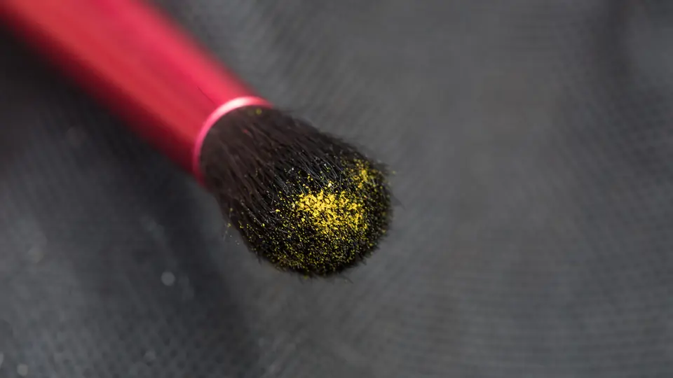 Pincel rojo con pigmento dorado